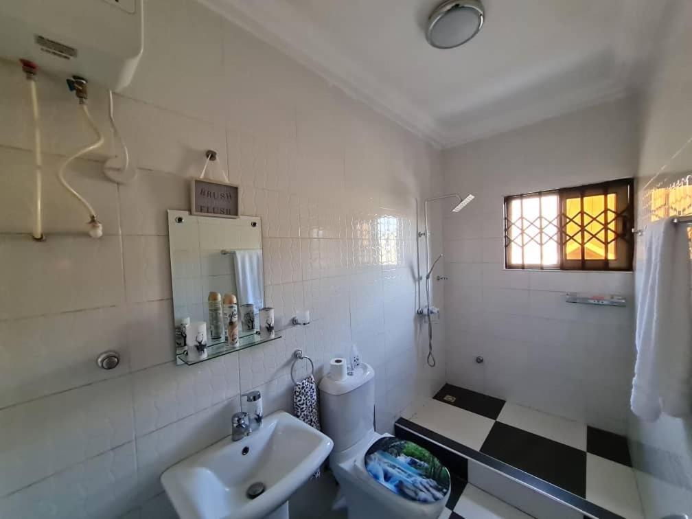 Nesta Barron -Home Away From Home North Legon Luaran gambar