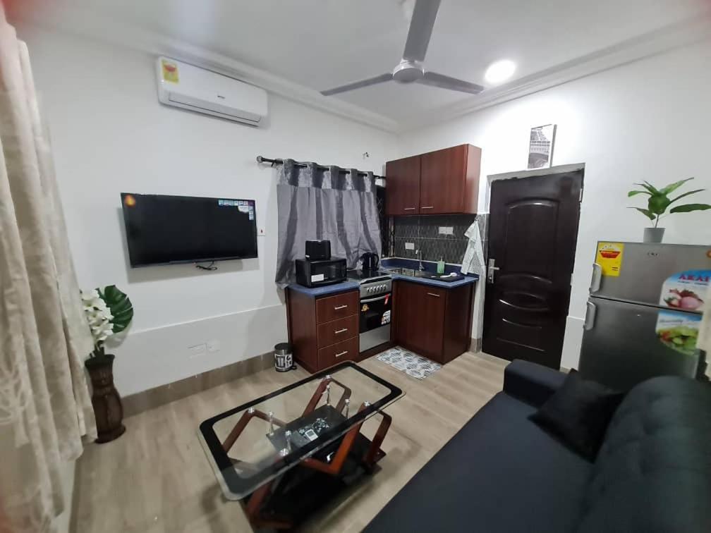 Nesta Barron -Home Away From Home North Legon Luaran gambar
