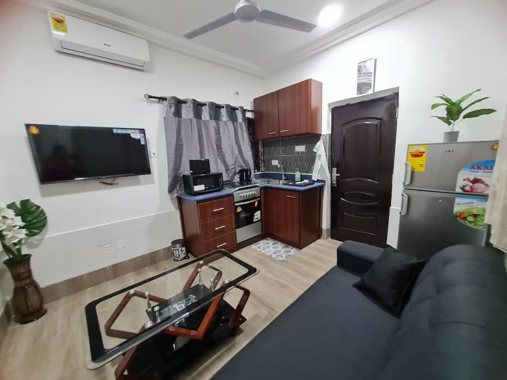 Nesta Barron -Home Away From Home North Legon Luaran gambar