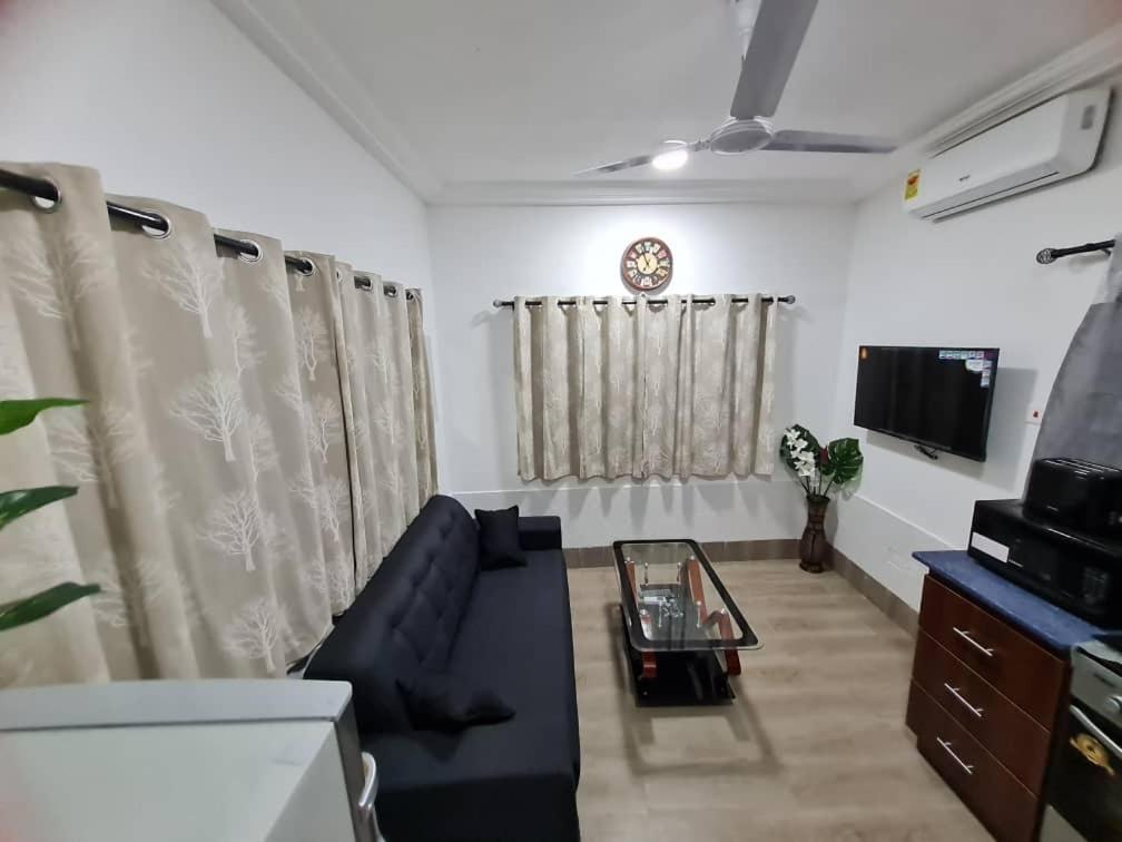 Nesta Barron -Home Away From Home North Legon Luaran gambar