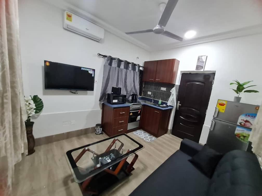 Nesta Barron -Home Away From Home North Legon Luaran gambar