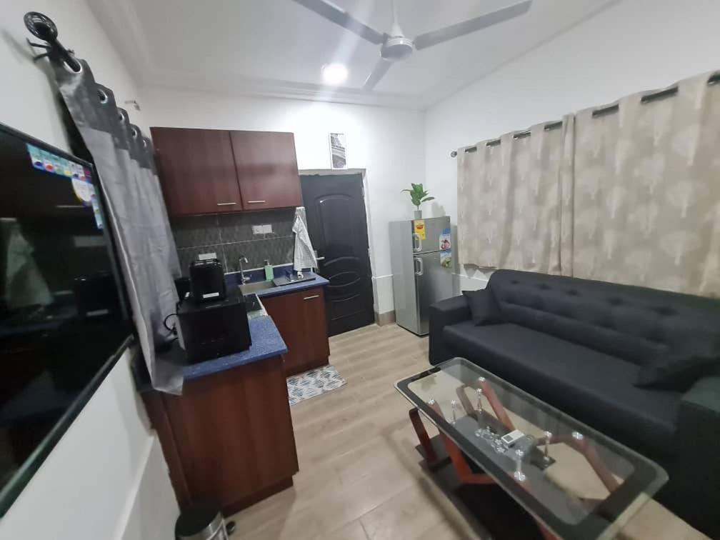 Nesta Barron -Home Away From Home North Legon Luaran gambar