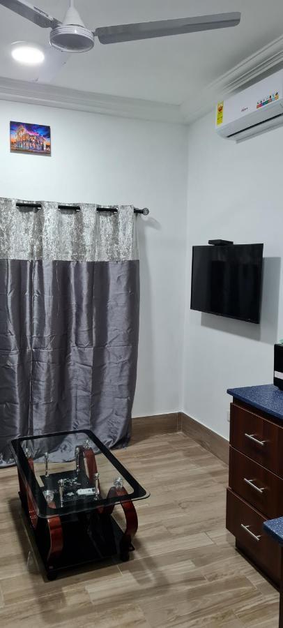 Nesta Barron -Home Away From Home North Legon Luaran gambar