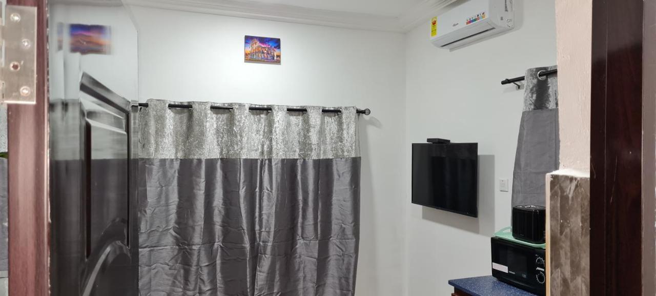 Nesta Barron -Home Away From Home North Legon Luaran gambar