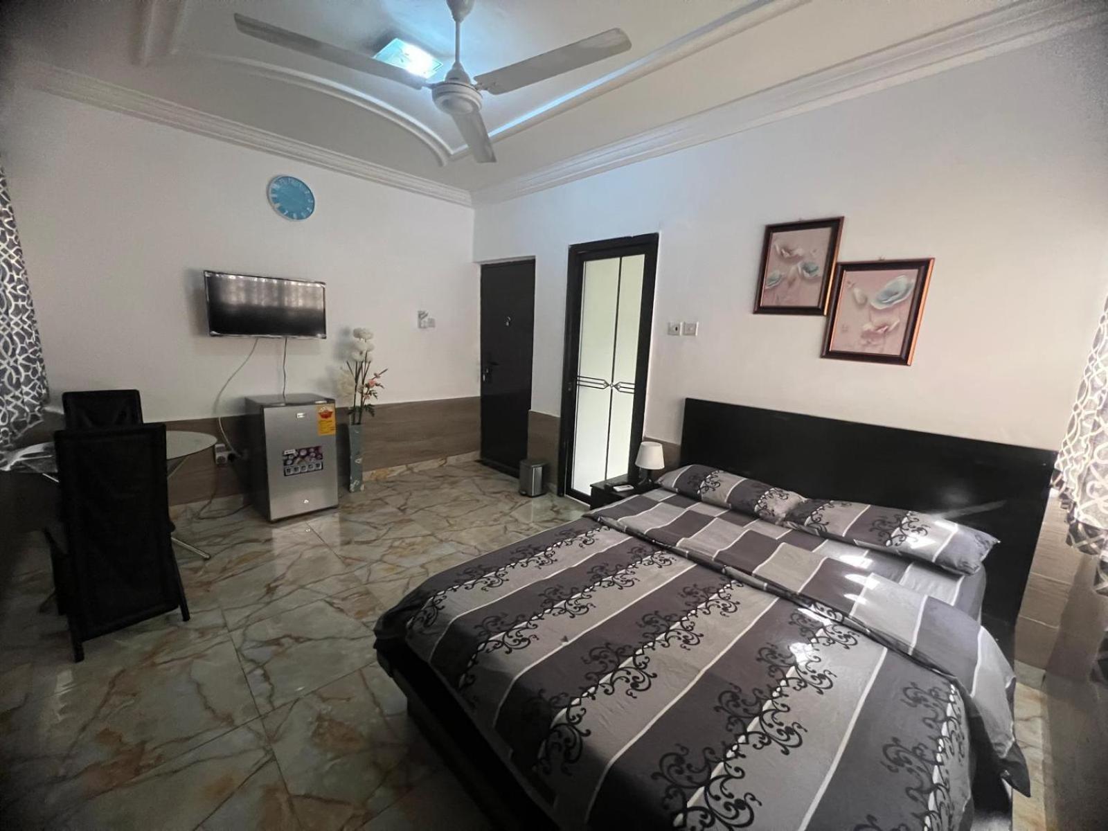 Nesta Barron -Home Away From Home North Legon Luaran gambar